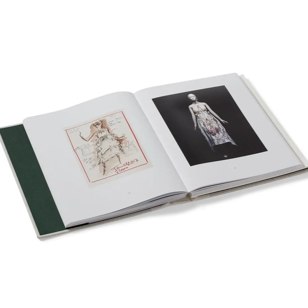 karl_lagerfeld_a_line_of_beauty_3.webp Karl Lagerfeld: A Line of Beauty*The Met Store Outlet