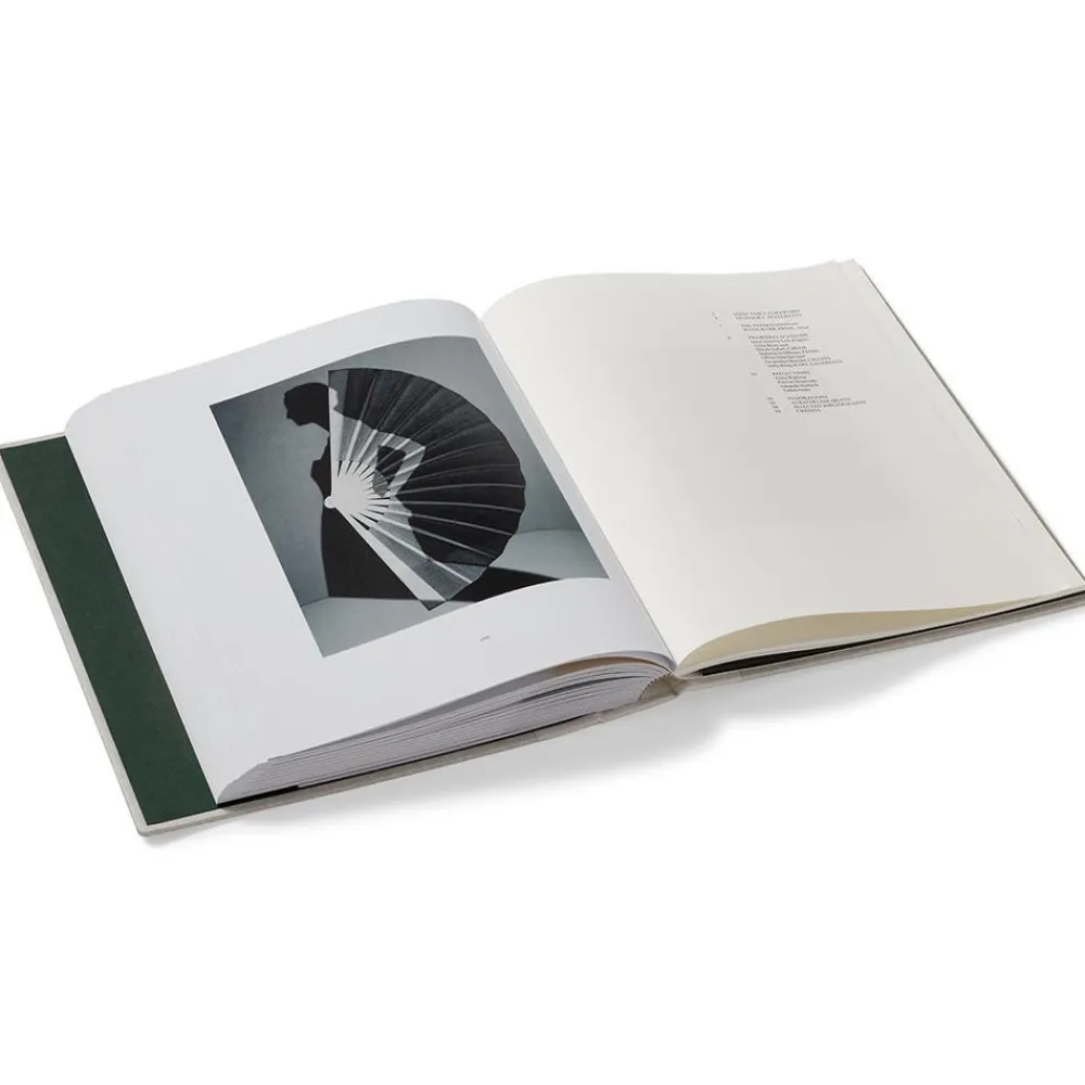 karl_lagerfeld_a_line_of_beauty_6.webp Karl Lagerfeld: A Line of Beauty*The Met Store Outlet