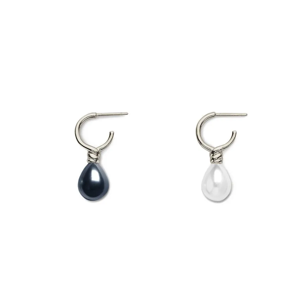 venus_pearl_silver_drop_earrings_blackwhite_0.webp Venus Pearl Silver Drop Earrings, Black/White*The Met Store Best